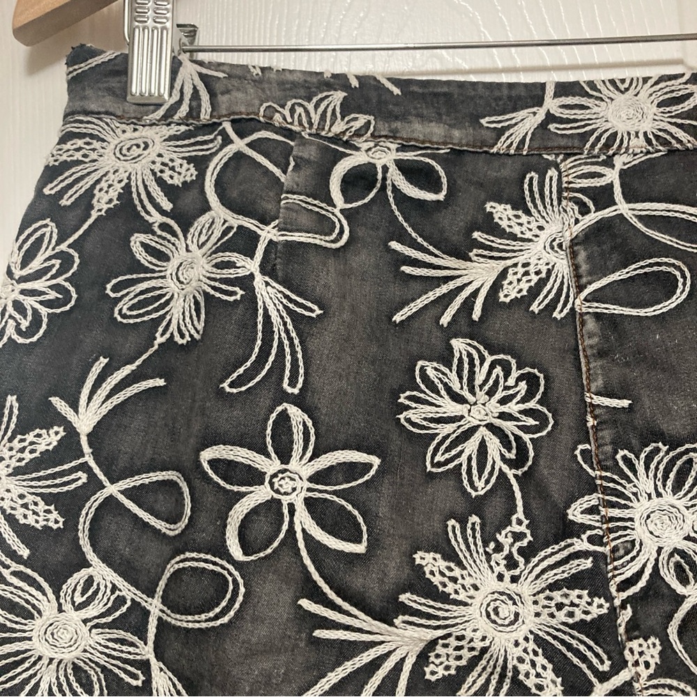Anthropologie Mur Mur 100% Cotton Gray & White Shorts Sz. S Embroidered floral - Picture 4 of 16